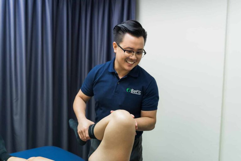 Professional physiotherapist performing knee examination and manual therapy on patient. Image shows hands-on treatment technique, knee assessment, joint palpation, and therapeutic intervention in clinical setting. Keywords: knee therapy, manual examination, physical assessment, rehabilitation, orthopedic treatment, patient care.